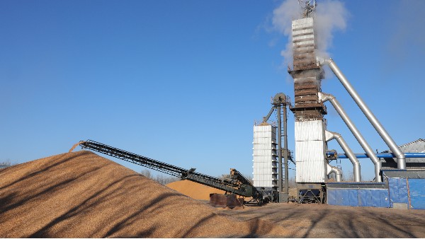 烘糧噸成本降至28元！300噸烘干塔用上秸稈直燃熱風(fēng)爐，相比燃煤一天節(jié)省一萬六！